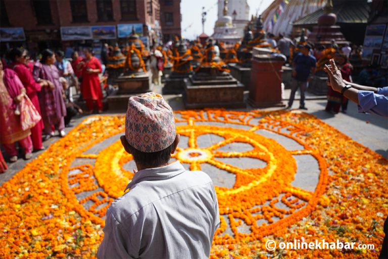 स्वयम्भूमा धर्मचक्र बनाएर ८४ हजार फूलले गरियो कूल पूजा (तस्वीरहरू)