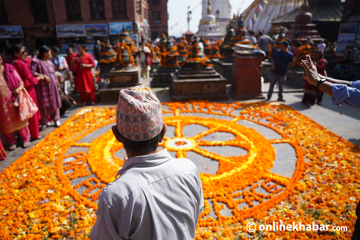 स्वयम्भूमा धर्मचक्र बनाएर ८४ हजार फूलले गरियो कूल पूजा (तस्वीरहरू)