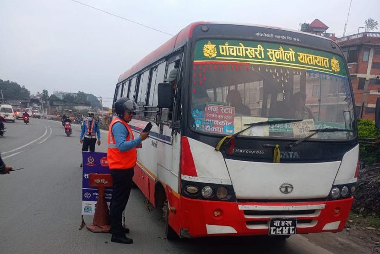 मापसे गरेर विद्यालयका बस चलाउने समातिए