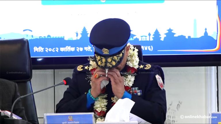 दर्ज्यानी चिह्न लगाएपछि बोल्दाबोल्दै भक्कानिए आईजीपी कार्की