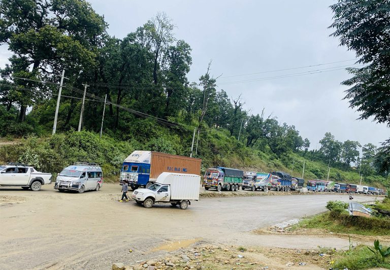 दाउन्ने खण्डमा सवारी जाम, यात्रु मर्कामा