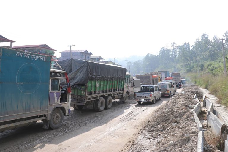 दाउन्नेमा गाडीको १० किलोमिटर जाम, वैकल्पिक सडक प्रयोग गर्न अनुरोध