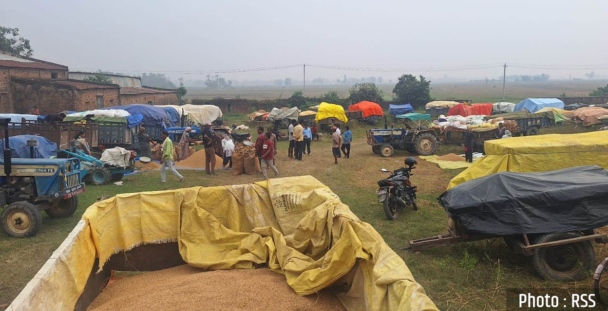 धान बेच्न किसान रातभर लाइनमा