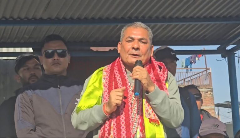 बालेनलाई दुर्गा प्रसाईंको चुनौती– सुकुमवासी बस्ती घिनलाग्दो छ भने राम्रो घर बनाइदिनुस्