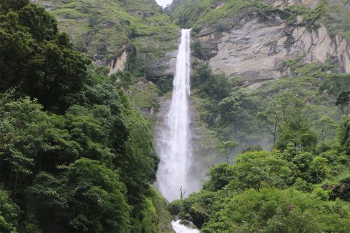 पर्यटकको रोजाइमा पर्दै ताप्लेजुङको फुङ्फुङ्गे झरना