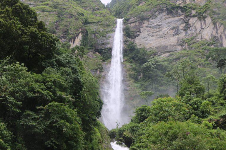 पर्यटकको रोजाइमा पर्दै ताप्लेजुङको फुङ्फुङ्गे झरना