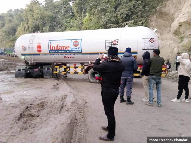 ग्याँस बुलेटका कारण अवरुद्ध दाउन्ने सडक दुईतर्फी खुल्यो