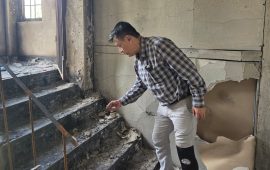 जलेको घरको खरानी उठाउँदै हितेन्द्रदेवले लेखे– चरक्कै मुटु चर्कियो, मैले के बिराएँ ?