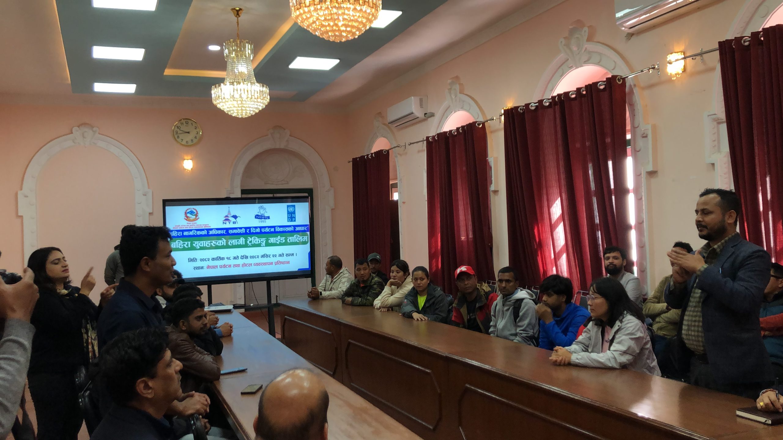 पहिलो पटक श्रवण क्षमता कम भएका व्यक्तिलाई ट्रेकिङ गाइड तालिम