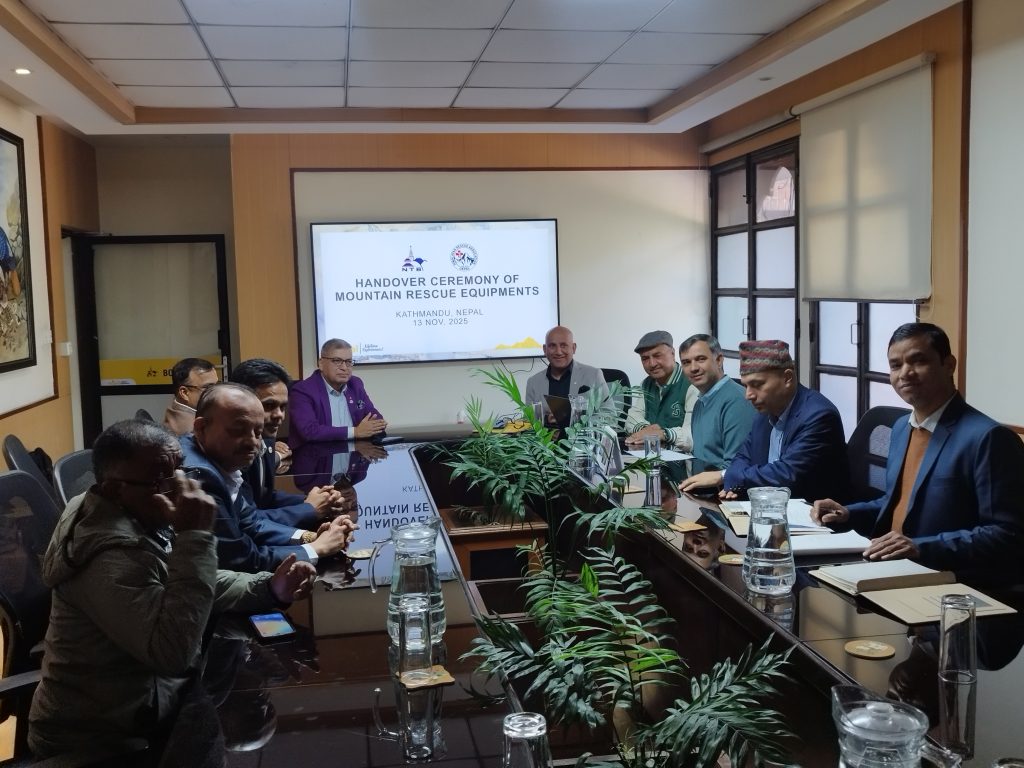 हिमाल आरोही सुरक्षामा बोर्डले दियो उद्धार सामग्री