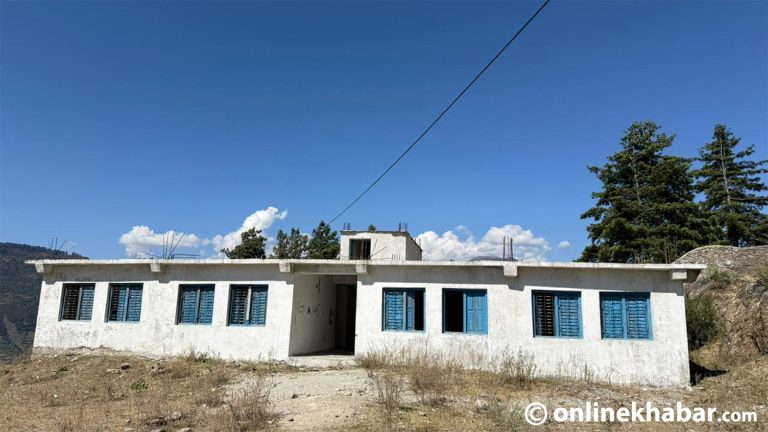 स्थानीयको विरोधले ४ वर्षदेखि अलपत्र छ जुकोटमा बनेको नयाँ विद्यालय भवन