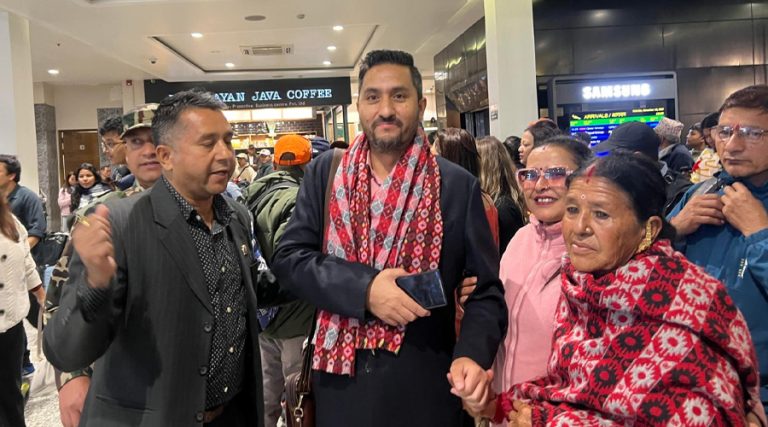 सञ्चारमन्त्री खरेल स्वदेश फिर्ता