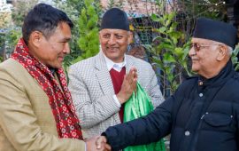 जसपाका बागमती अध्यक्ष गोलेलाई ओलीले गरे एमालेमा स्वागत