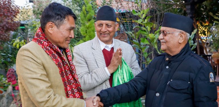 जसपाका बागमती अध्यक्ष गोलेलाई ओलीले गरे एमालेमा स्वागत