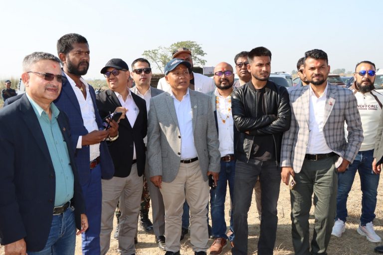 समस्याग्रस्त कमला नदी पुल निरीक्षणमा पुगे भौतिक मन्त्री