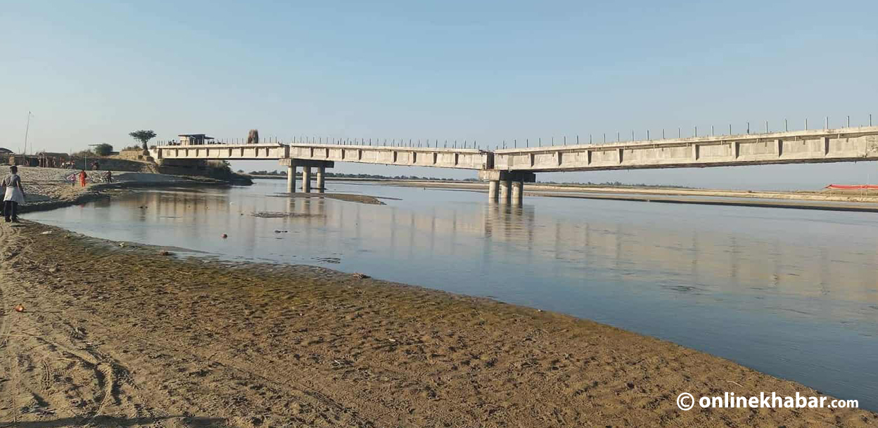 कमला पुल निर्माणमा लापरबाही : अर्कै पुलको डीपीआर नक्कल, मापदण्ड नपुग्ने पिलर