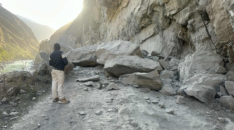 ढुंगा खसेपछि हुम्लाको खच्च सडकखण्ड अवरुद्ध