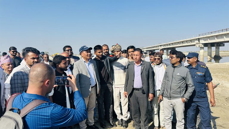 कमला पुल निर्माण तीव्र गतिमा अघि बढाउने कुलमानको प्रतिबद्धता