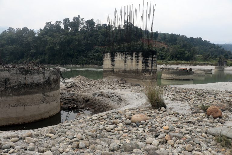 भोजपुर र संखुवासभालाई जोड्ने लम्सुवाघाट पक्की पुल निर्माण १५ वर्षसम्म अलपत्र