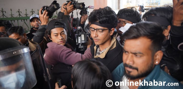 कालोपट्टी बाँधेर मिरज समूह प्रदर्शनमा