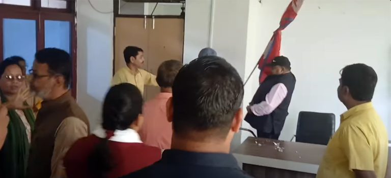 मधेशको मुख्यमन्त्री कार्यकक्षमा तोडफोड, राष्ट्रिय झण्डा फ्याँकियो