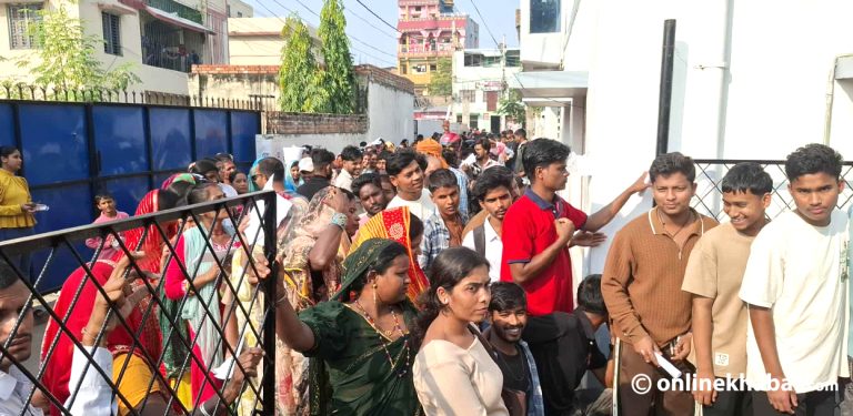 मतदाता नामावलीमा नाम लेखाउन मधेशमा भिड र सास्ती
