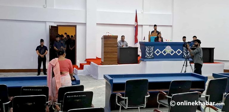 मधेश प्रदेशसभामा एमालेबाट एक सांसद उपस्थित, बैठक १० मिनेटका लागि स्थगित