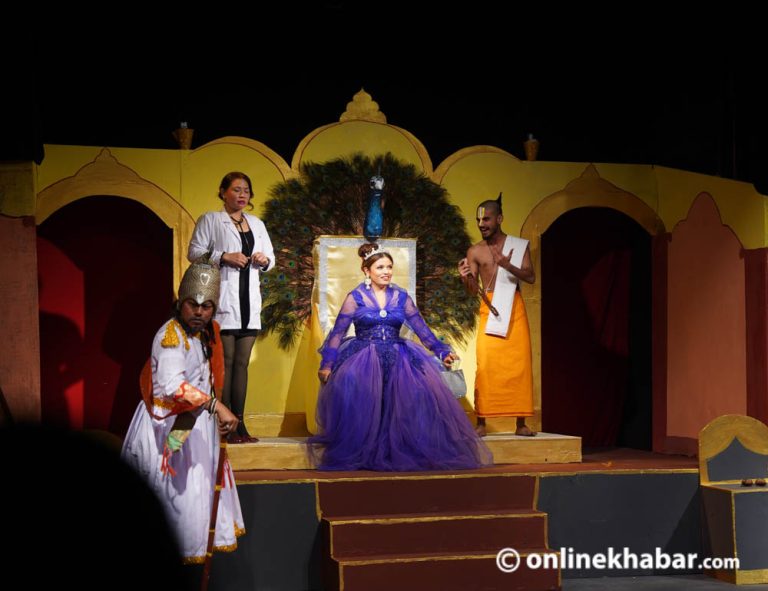 कान्तिपुर थिएटरमा नाटक ‘महारानीको जात्रा’ को मञ्चन (तस्वीर)