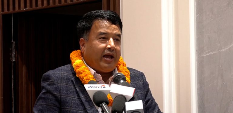 महेश बस्नेत भन्छन्- ओलीले बनाएको क्रिकेट मैदानमा कुलमानले जुँगा मुसार्दै उद्घाटन गरे