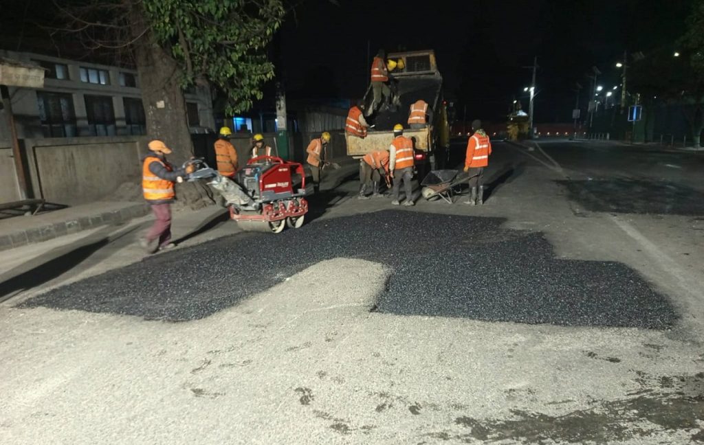 यस पटक हिउँदमै पुर्न थालियो काठमाडौंमा सडकका खाल्डा