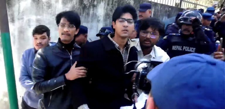 सिंहदरबार छिर्न खोजेका जेनजीलाई प्रहरीले हटायो