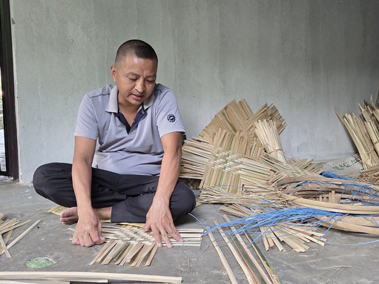 चोयाको नाङ्लो बुनेर जीविकोपार्जन