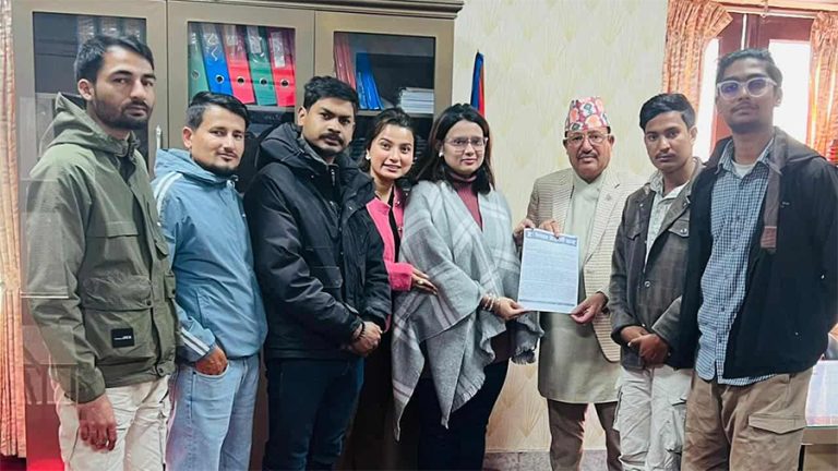 प्रवास र अन्तरजिल्ला मतदानको माग गर्दै निर्वाचन आयोग पुगे जेनजी