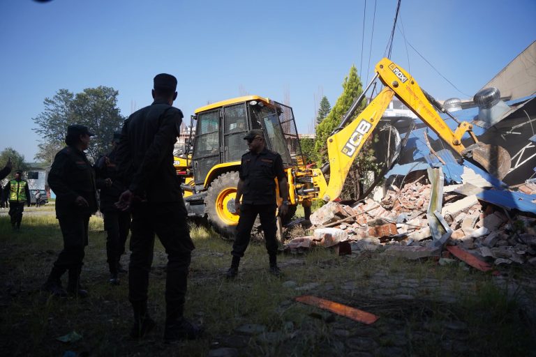 दीपक खड्काले स्काउटको जग्गामा बनाएका संरचनामा महानगरले चलायो डोजर