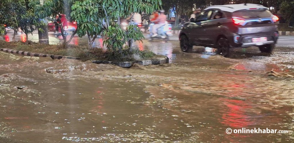 बानेश्वर सडकमा फुट्यो खानेपानीको पाइप (तस्वीरहरू)