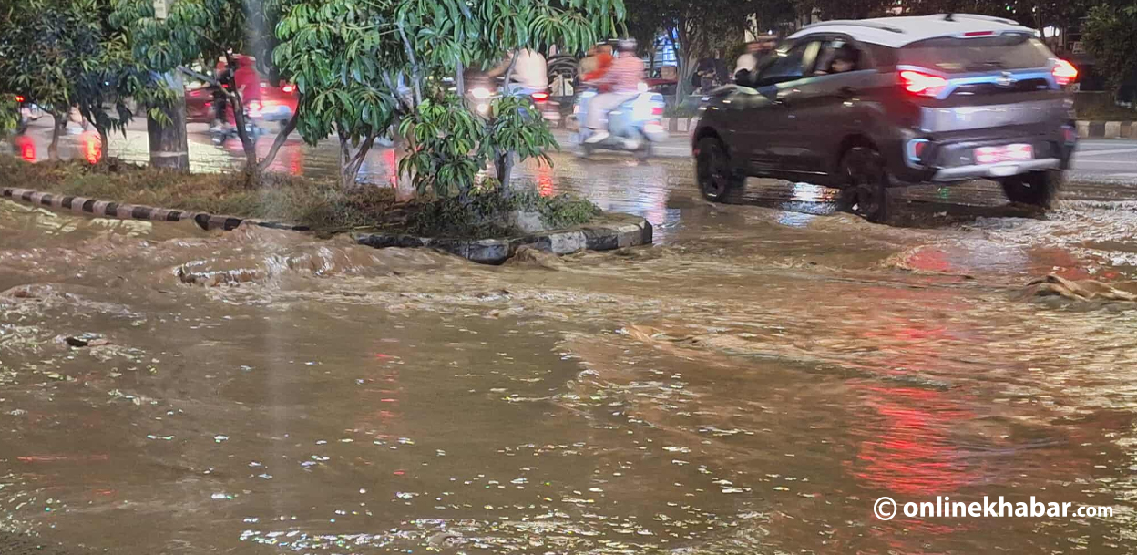 बानेश्वर सडकमा फुट्यो खानेपानीको पाइप (तस्वीरहरू)