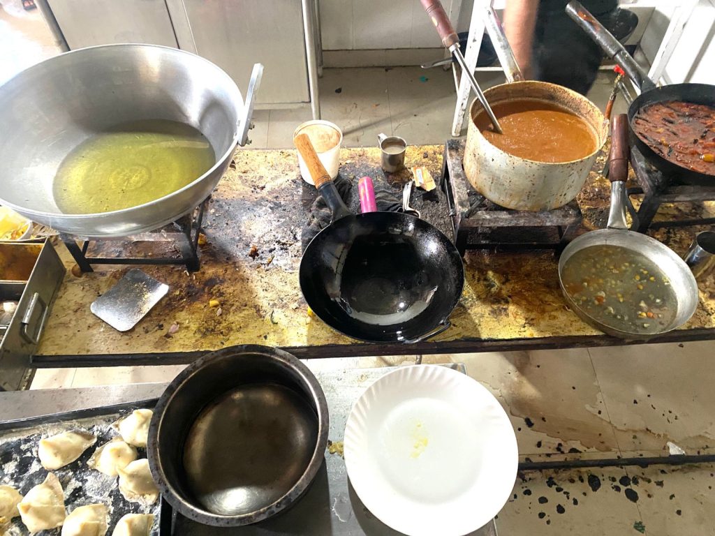 ओम अस्पतालको क्यान्टिनमा भेटियो म्याद गुज्रिएका उपभोग्य वस्तु, ७ दिन बन्द