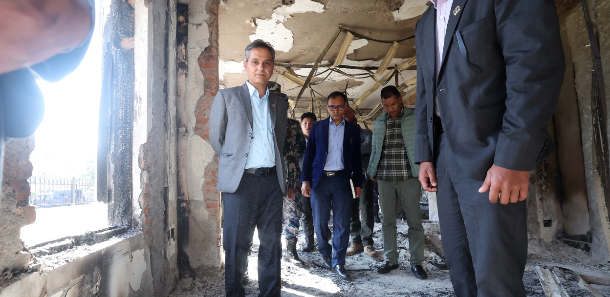 गृहमन्त्री अर्यालले गरे पूर्वराष्ट्रपति भण्डारीको क्षतिग्रस्त घर अवलोकन (तस्वीर)