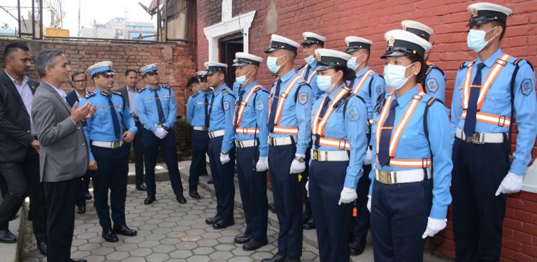 महानगरले भत्काउन खोजेको थापाथलीस्थित ट्राफिक कार्यालयमा गृहमन्त्री, मनोबल नघटाउन आग्रह