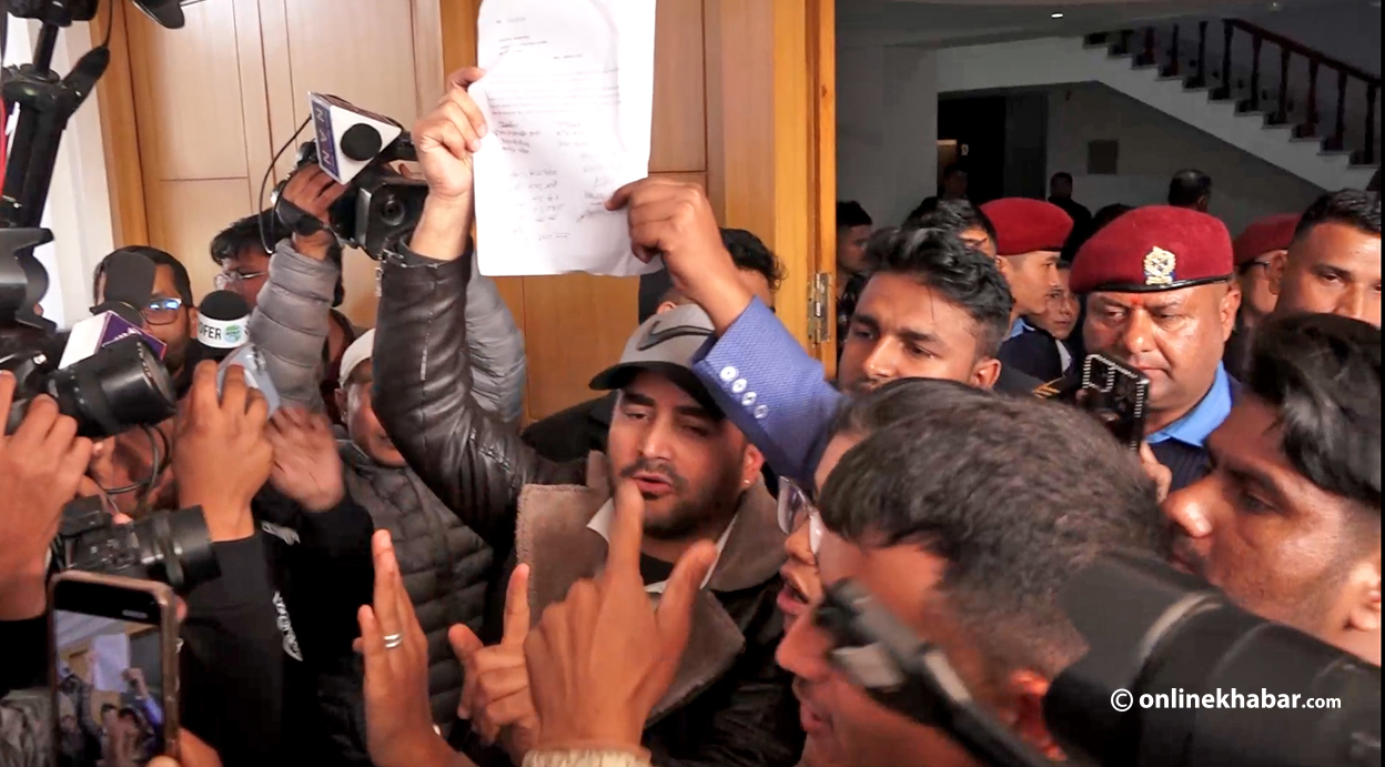 प्रधानमन्त्री कार्की जेनजीलाई नभेटी कार्यालयबाट बाहिरिएपछि लफडा