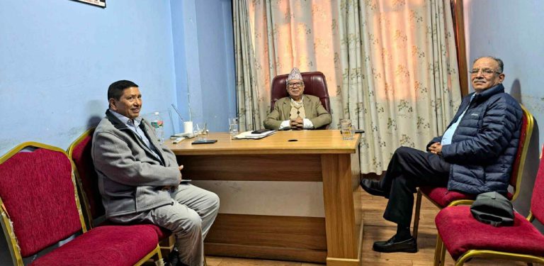 आलोकनगरमा प्रचण्ड, माधव र नारायणकाजीबीच छलफल