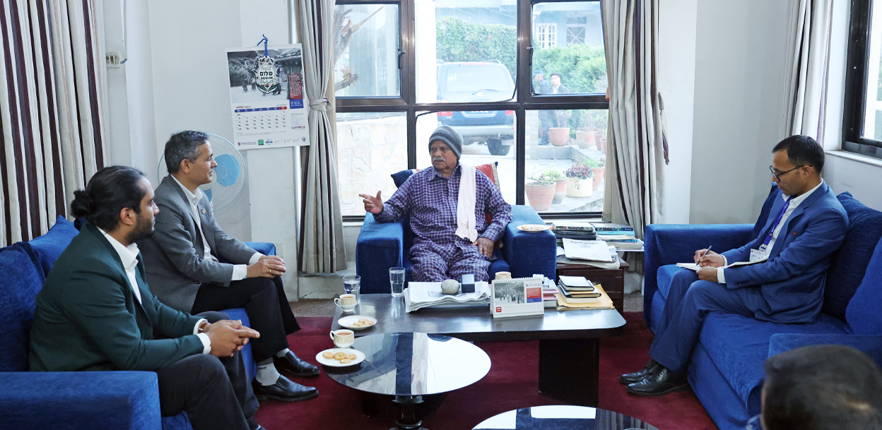 गृहमन्त्रीसँग पूर्वराष्ट्रपति यादवले भने- चुनावलाई अर्जुनदृष्टि मानेर लाग्नुस्