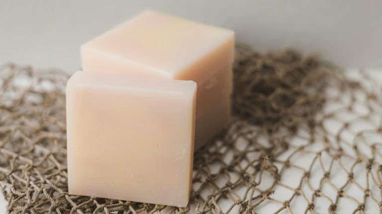 खाडीमा लोकप्रिय बन्दै गधाको दूधको साबुन, किन छ विशेष ?