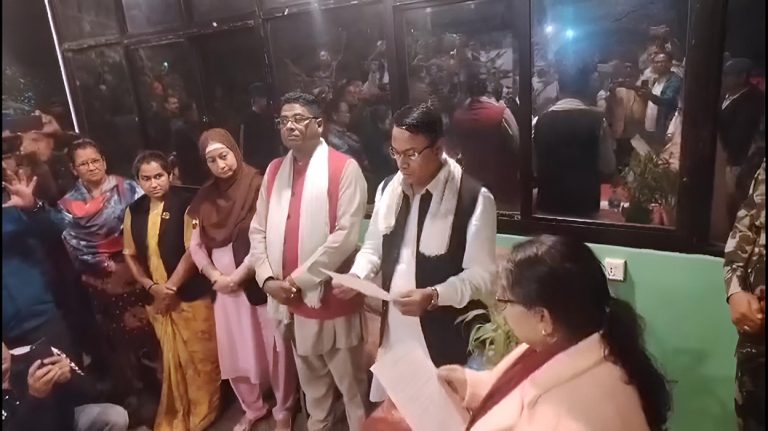 ‘ब्याक डेट’ मा नियुक्त भएका मुख्यमन्त्री यादवले होटलमा लिए शपथ