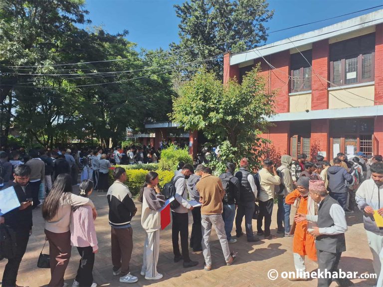 परीक्षा नियन्त्रण कार्यालय सानोठिमीमा थेगिनसक्नु विद्यार्थीको भिड (तस्वीरहरू)