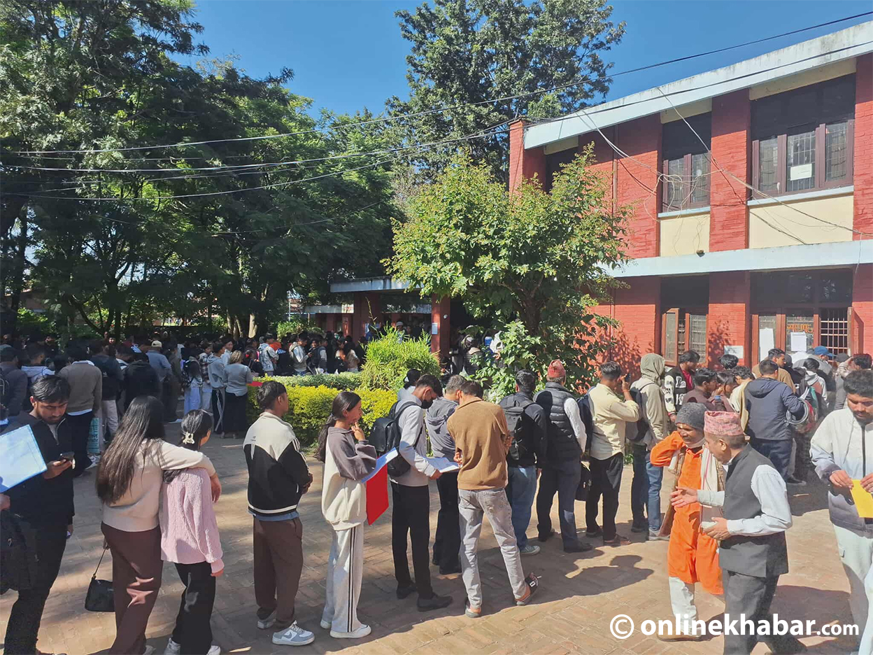 परीक्षा नियन्त्रण कार्यालय सानोठिमीमा थेगिनसक्नु विद्यार्थीको भिड (तस्वीरहरू)