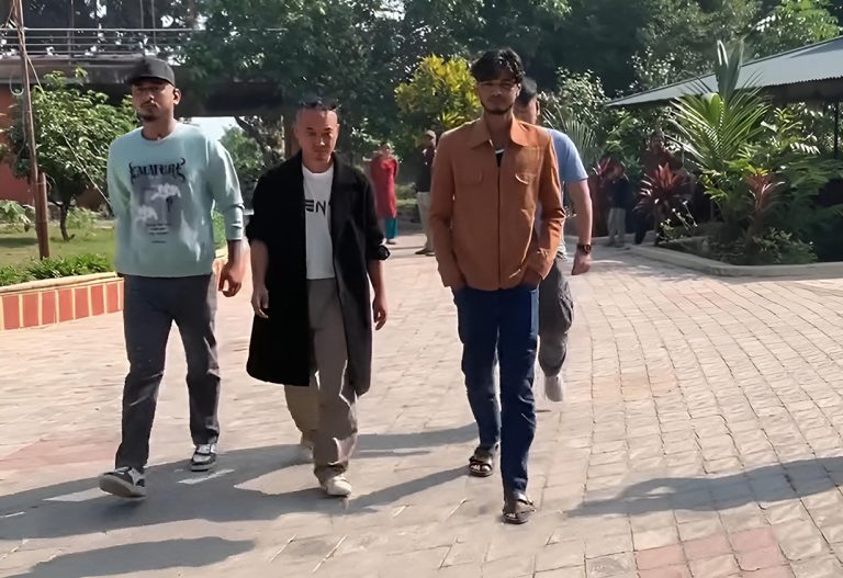 किसान श्रेष्ठको घर पुगेर सुदनले भने- स्थानीय युवालाई नधम्काउनू