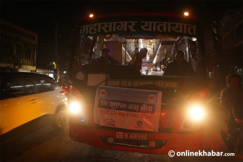 नि:शुल्क बसमा सरर एनपीएलका दर्शक (तस्वीरहरू)