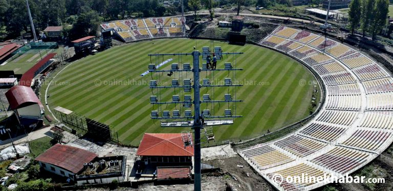 त्रिवि क्रिकेट रंगशालामा यसरी जोडिँदैछ फ्लडलाइट (तस्वीरहरू)