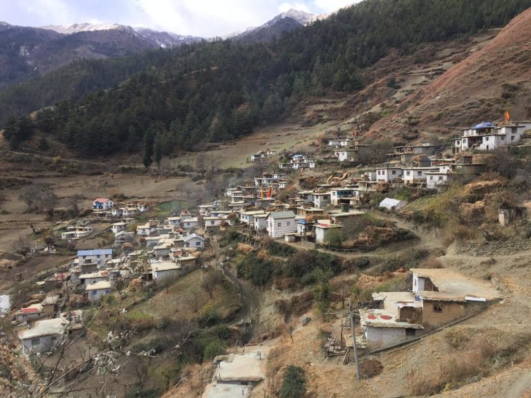 डोल्पाका अधिकांश मतदान केन्द्रमा हेलिकप्टरकै भर